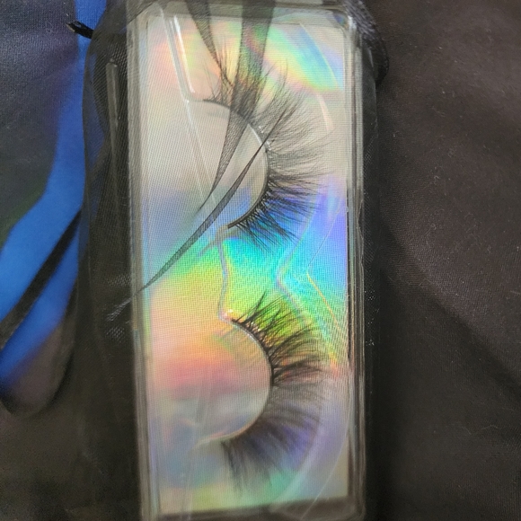 Lashes - Picture 2 of 4